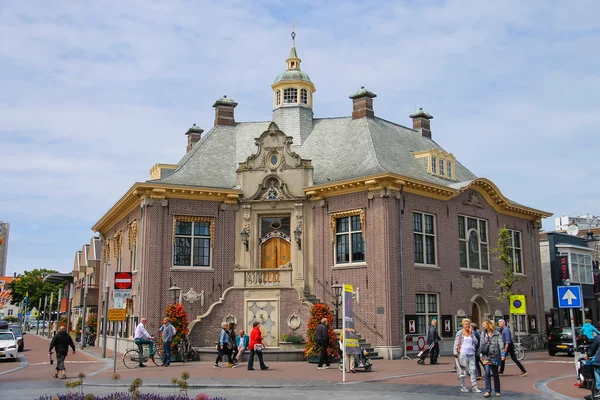 Turystów, którzy chodzą w pobliżu city hall w Zandvoort, Holandia — Zdjęcie stockowe