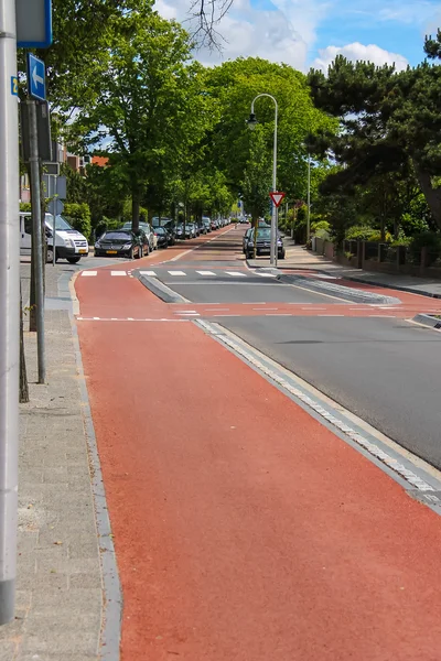 Припаркованные автомобили на улице Haarlemmerstraat в Зандвоорте, Nethe — стоковое фото