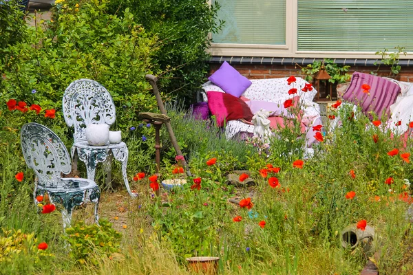 Vista a la calle de la casa tradicional decorada con plantas y muebles — Foto de Stock