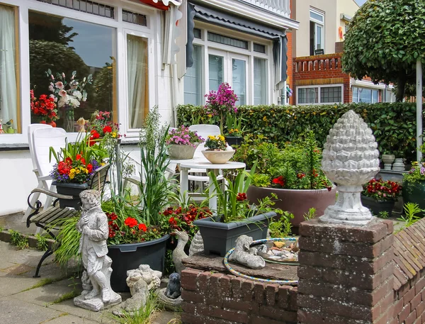 Vista de rua da casa tradicional decorada com plantas e flowe — Fotografia de Stock