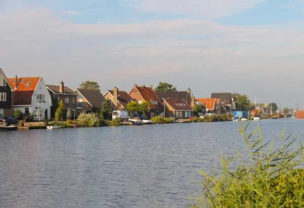 Vista do canal Ringvaart de Zwanenburg, Países Baixos — Fotografia de Stock