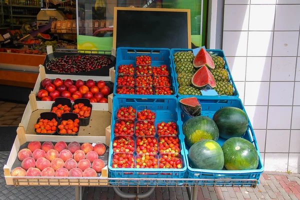 Greengrocery deposunda Zandvoort, taze meyve ile raf — Stok fotoğraf