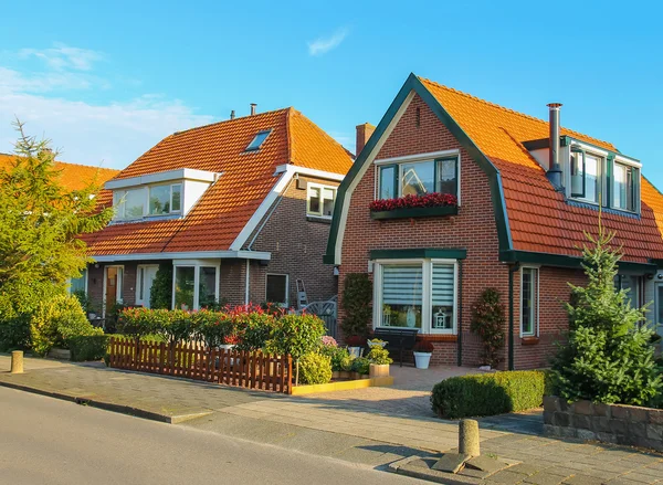 Casas residenciais pitorescas em pequena cidade holandesa Zwanenburg, t Fotos De Bancos De Imagens