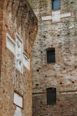 Duvarlar Ortaçağ Sigismondo Kalesi (Castello Sidzhizmondo) r