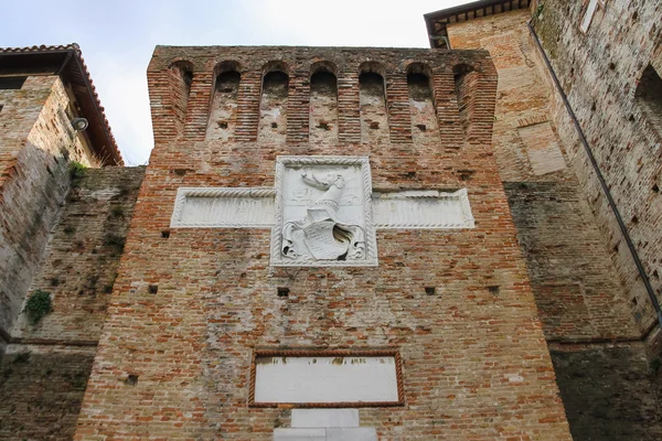 Paredes do castelo medieval de Sigismondo (Castello Sidzhizmondo) em R — Fotografia de Stock