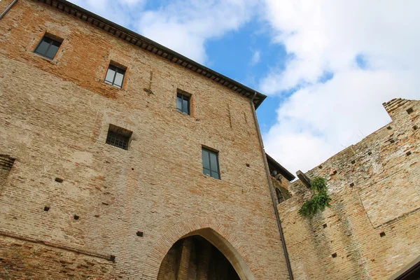Väggarna i medeltida Sigismondo slott (Castello Sidzhizmondo) i R — Stockfoto