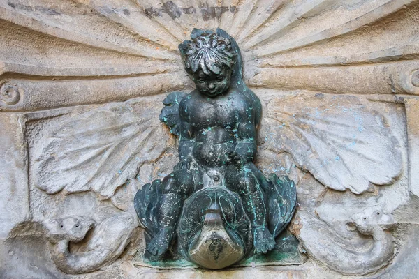 Oude fontein met kleine jongen op een dolfijn op Cavour plein in Rim — Stockfoto