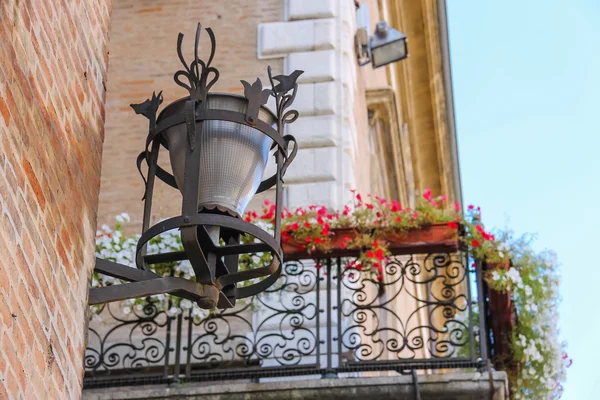 Linterna retro en la pared del edificio antiguo en la plaza Cavour i — Foto de Stock