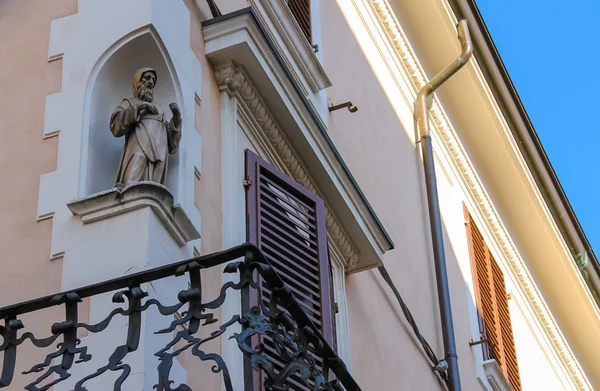 Fachada del Ayuntamiento de Rimini con estatua en la plaza Cavour en Rimin — Foto de Stock