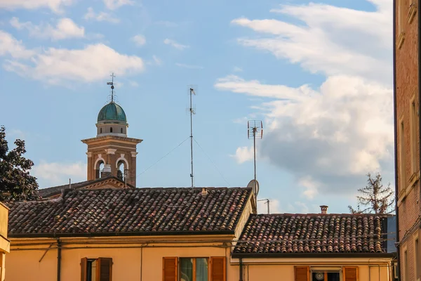 The bell tower above the city rooftops in centre of Rimini, Ital — Stock Photo, Image