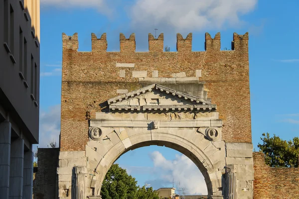 Starověké oblouk (Arco di Augusto) Augusta v Rimini, Itálie — Stock fotografie