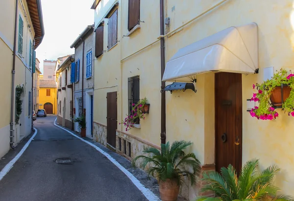 Rua estreita tradicional no centro de Rimini, Itália — Fotografia de Stock