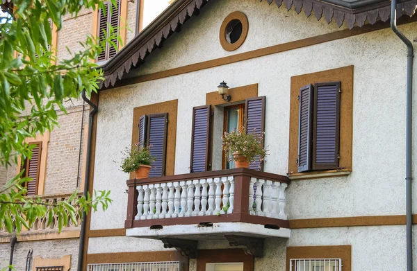 Fasáda malebná budova s balkonem v historickém centu — Stock fotografie
