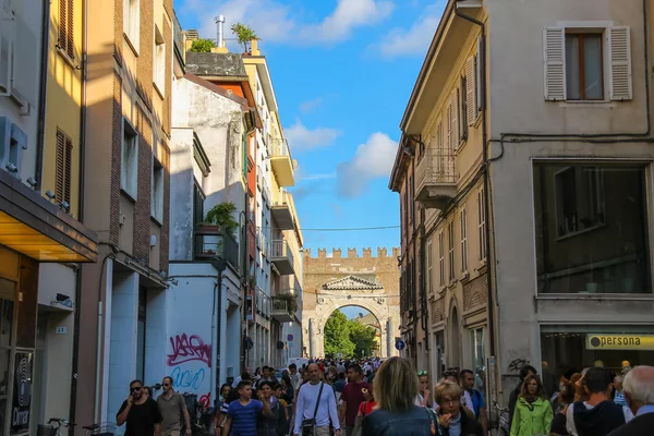 Touristen gehen vom Platz Tre Martiri (Piazza Tre Martiri) zur — Stockfoto