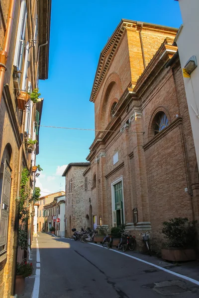 Calle estrecha tradicional en el centro de Rimini, Italia — Foto de Stock