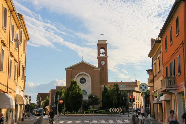 Vista para a Igreja de San Gaudenzio (Parrocchia S. Gaudenzo) no hi — Fotografia de Stock