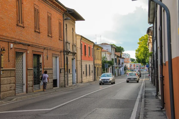 Traditional narrow street in the historic center of Rimini, Ital — Zdjęcie stockowe