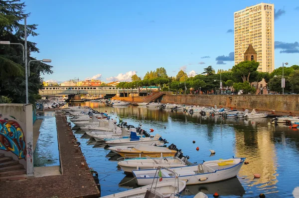 Vista al canal de Oporto desde la avenida Giacomo Matteotti. Rímini, Italia —  Fotos de Stock