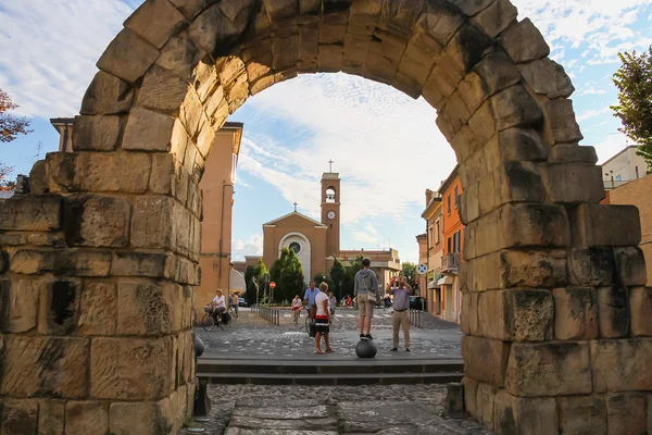 Turistas cerca de una antigua puerta Porta Montanara en Rímini, Italia — Foto de Stock
