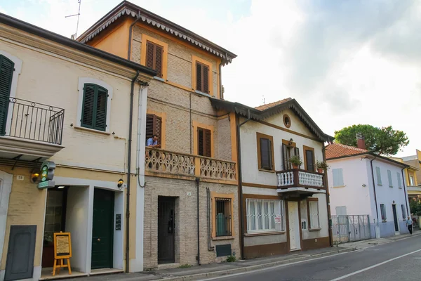 Buildings on traditional narrow street in the historic center of — Stock Photo, Image