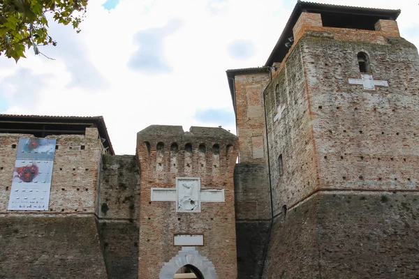 Zdi středověkého hradu Sigismondo (Castello Sidzhizmondo) v R — Stock fotografie