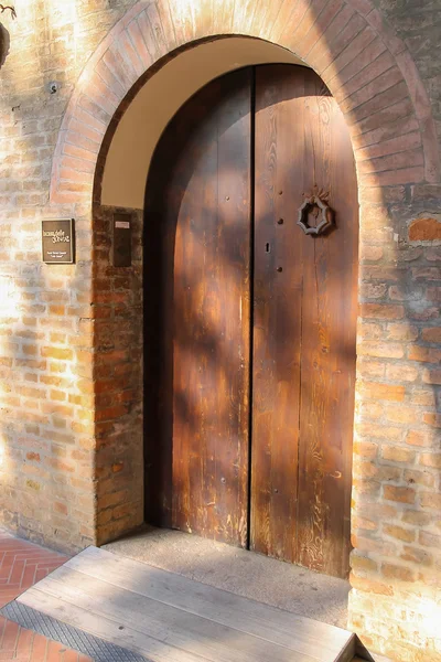 Старая деревянная дверь старинного здания на площади Кавур в Римини , — стоковое фото