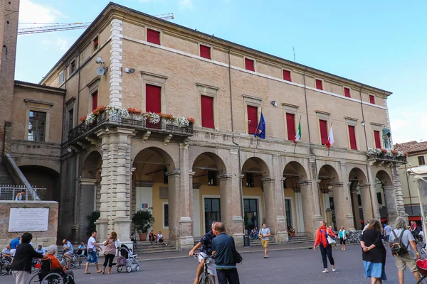 Turistas caminando cerca del Ayuntamiento de Rimini en la plaza Cavour en Rimin — Foto de Stock