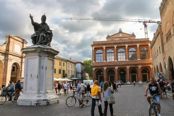 Tourists walking near the ancient buildings and statue of Pope P — ストック写真