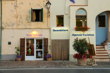 Marciana Marina turist merkezinde pitoresk bina