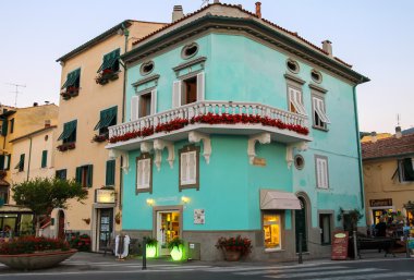 Marciana Marina o turist merkezinde pitoresk binalar