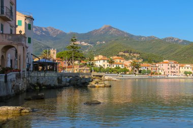 Marciana Marina Elba Adası tiren Denizi'nin kıyısında,