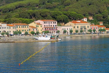 Marciana Marina Elba Adası tiren Denizi'nin kıyısında,