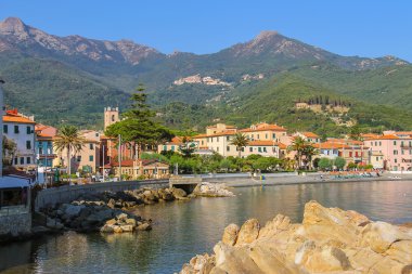 Marciana Marina Elba Adası tiren Denizi'nin kıyısında,