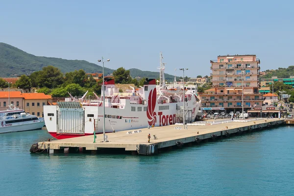Färja båt Marmorica cruising till ön Elba, Italien — Stockfoto
