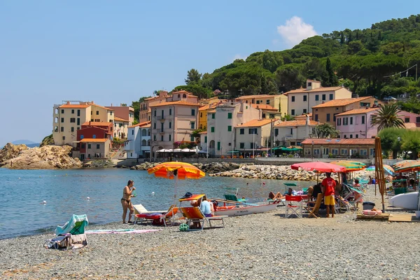 Personas tomando un baño de sol en la costa del mar Tirreno, Elba — Foto de Stock