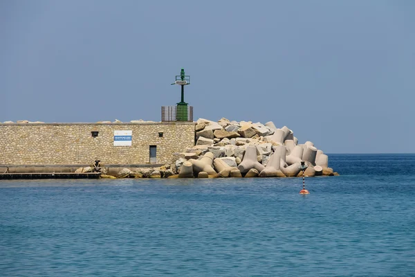 Piren i den lilla hamnen vid Tyrrenska havet, ön Elba. Marciana — Stockfoto