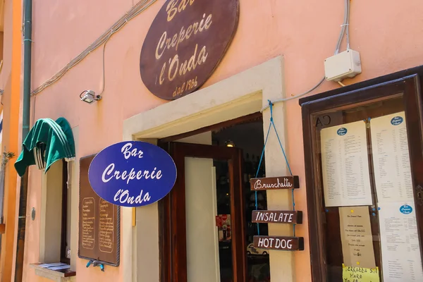 Entrance to cafe Creperie l'Onda in Marciana Marina on Elba Isla — Stock Photo, Image