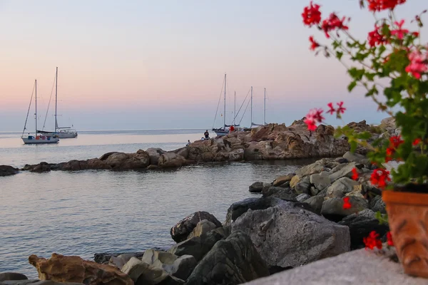 Kusten av Tyrrenska havet på solnedgången. Ön Elba, Italien — Stockfoto