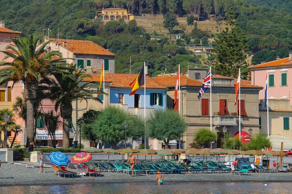 La costa del mar Tirreno, Marciana Marina en la isla de Elba , — Foto de Stock