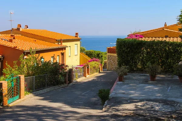 Wąska ulica małej malowniczej miejscowości Marciana Marina na Elba — Zdjęcie stockowe