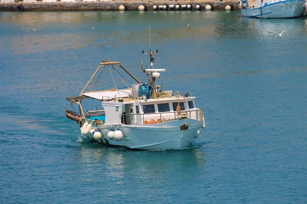 Łódka na wodach Morza Tyrreńskiego, Wyspa Elba, Tus — Zdjęcie stockowe