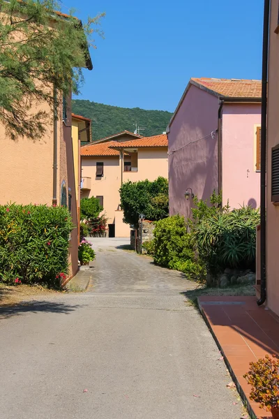 Úzká ulice malebném městečku Marina di Campo na Elbě — Stock fotografie