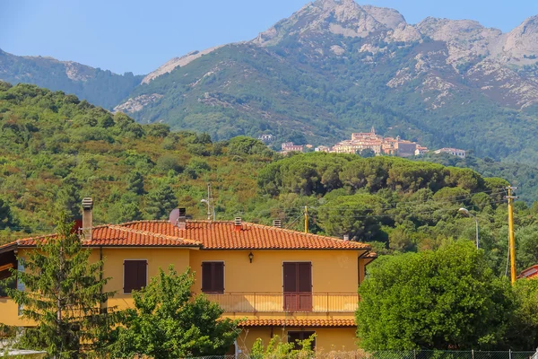 Utsikt över den lilla pittoreska staden Marciana Marina på ön Elba, I — Stockfoto