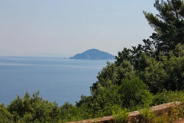 The coast of the Tyrrhenian Sea, Marciana Marina on Elba Island, — Stock Photo, Image