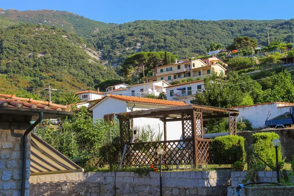 Casas pitorescas na colina em pequena cidade Marciana Marina em — Fotografia de Stock