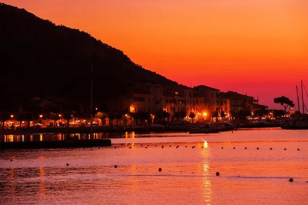 Kusten av Tyrrenska havet på sunset. Marciana Marina, Elba Isl — Stockfoto