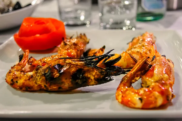 Plate with grilled shrimps in traditional Italian restaurant — Stock Photo, Image