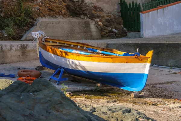 Tricolor łodzi na plaży Morza Tyrreńskiego na wyspie Elba, — Zdjęcie stockowe