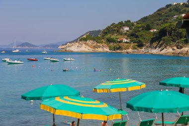 İnsanlar üzerinde sahil, Tiren Denizi, Sant Andreas Elba Isla üzerinde