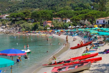 İnsanlar üzerinde sahil, Tiren Denizi, Sant Andreas Elba Isla üzerinde